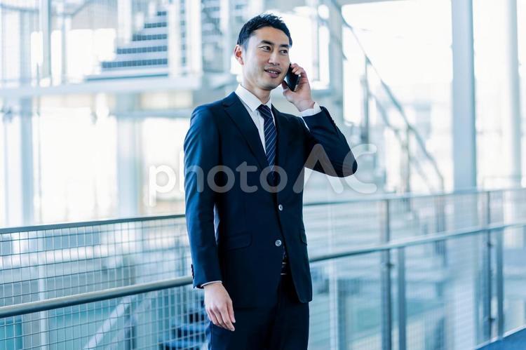 携帯を持つサラリーマン 営業,実業家,日本人の写真素材