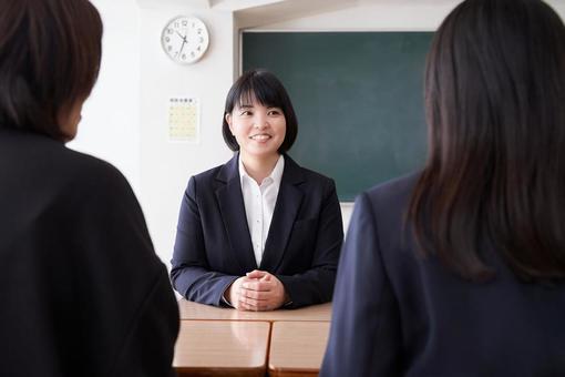 Japanese female teacher having a tripartite interview in the classroom, JPG Japanese female teacher having a tripartite interview in the classroom, три интервью, интервью, говорить, JPG