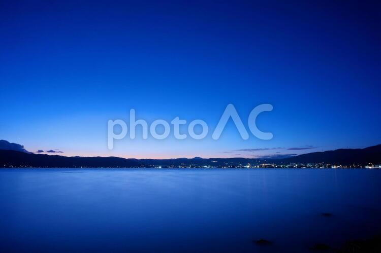 夕闇の諏訪湖 冬,夕暮れ,夕焼けの写真素材