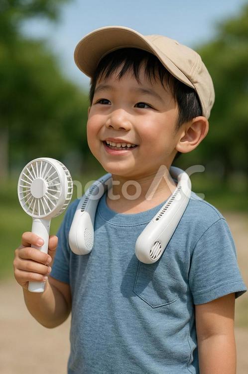 熱中症対策をする男の子 熱中症,熱中症対策,手持ちファンの写真素材