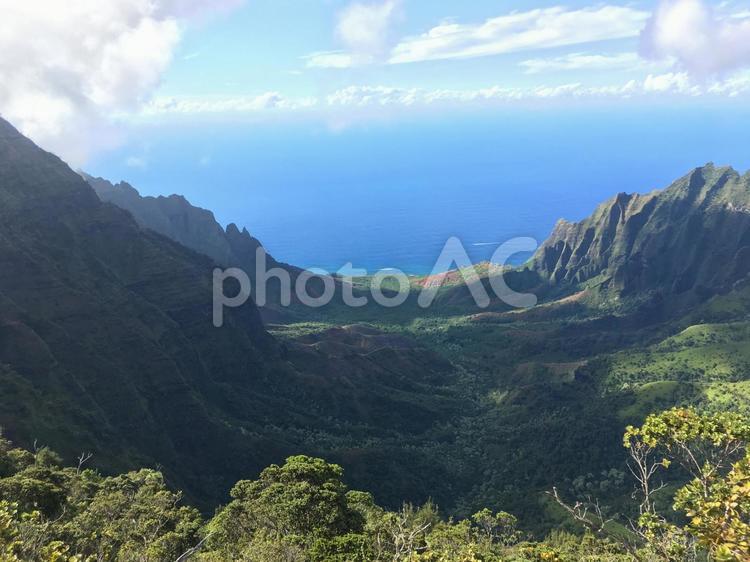 ナパリコーストの端 風雨の侵食跡美しい山肌 カウアイ島 山,風景,旅の写真素材