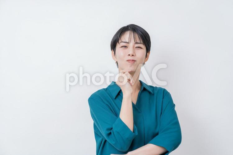 頬杖をするビジネスウーマン。 頬杖,腕組み,ビジネスウーマンの写真素材