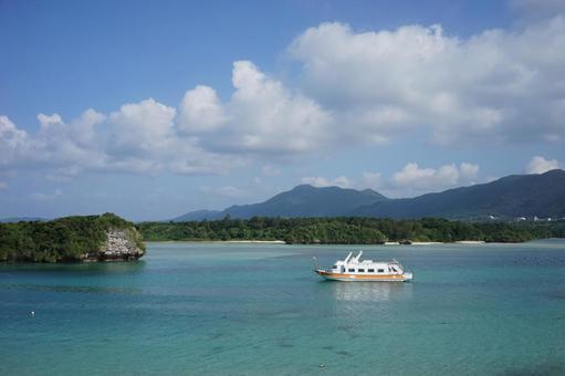 エメラルドブルーの川平湾 エメラルドブルーの川平湾 川平湾,石垣島,エメラルドブルーの写真素材