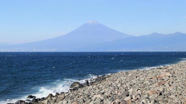 御浜岬外洋側海岸から望む秋の富士山 富士山,秋,初冬の写真素材