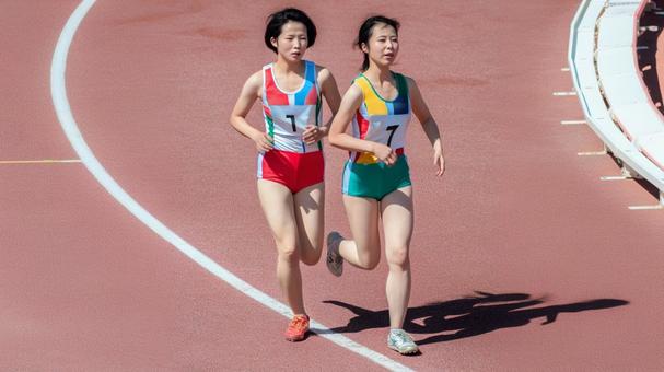 陸上競技を楽しむ若い女性19 陸上競技を楽しむ若い女性19の写真