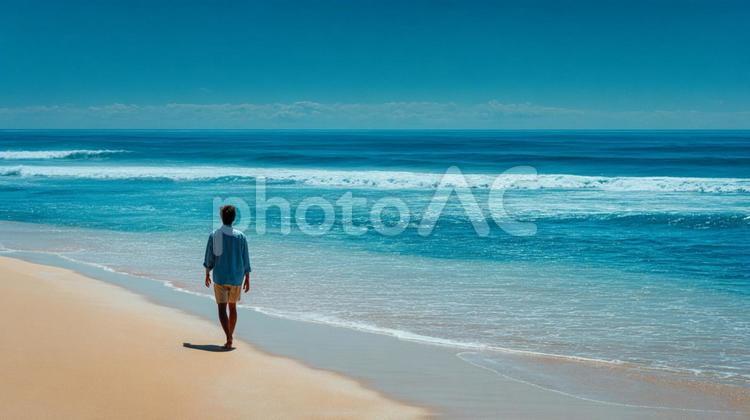 青い空と海：リラックスしたビーチウォーク 男性,後ろ姿,ビーチの写真素材