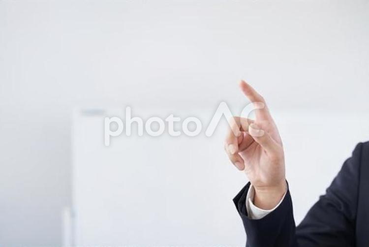 会議室で指差しをする日本人ビジネスマン ビジネスマン,指先,手元の写真素材