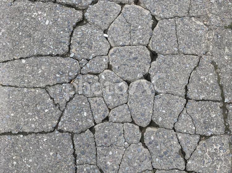 割れたアスファルト 割れたアスファルト,地面,ひび割れた地面の写真素材