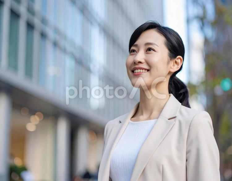 前向きな表情で未来を見つめる女性 ビジネスウーマン,女性,都会の写真素材