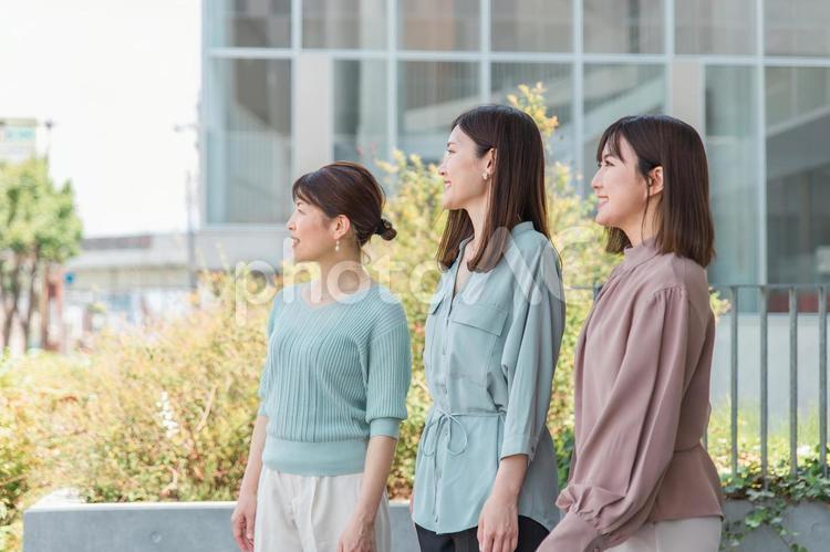 ビルの前に立つ3人のビジネスウーマン ビジネスウーマン,女性,女友達の写真素材