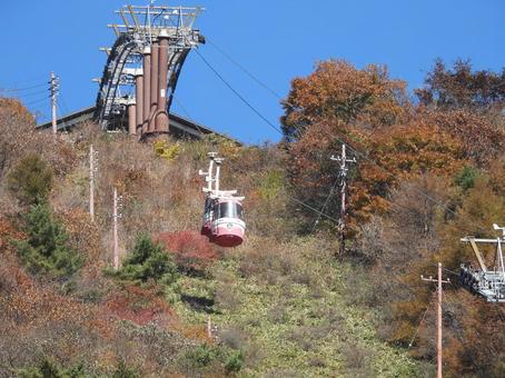 榛名湖ロープウエイのゴンドラと紅葉 風景,景色,秋の写真素材