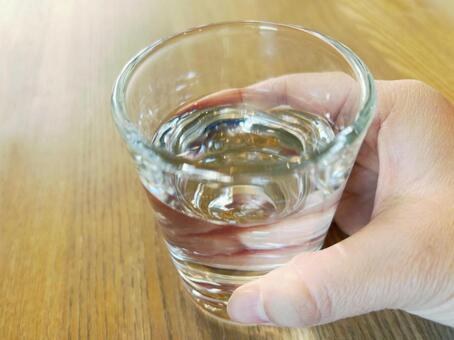 お冷やをもらう 水,コップ,カップの写真素材