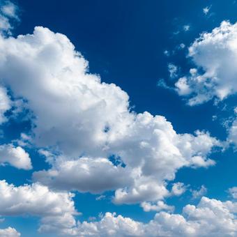 広がる青空に浮かぶ、もこもこの白い雲 広がる青空に浮かぶ、もこもこの白い雲の写真