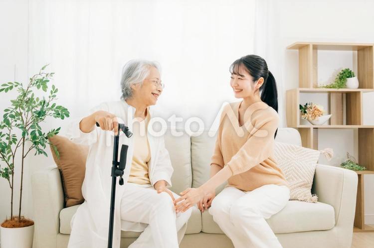 高齢者の女性と若い女性（介護・笑顔） 介護,高齢者,介助の写真素材