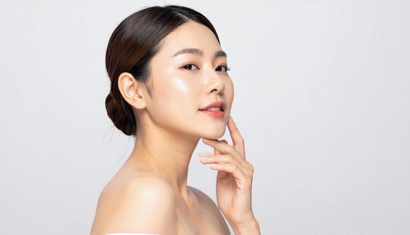 化粧水をつける女性 化粧水をつける女性の写真