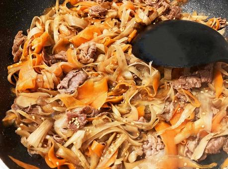 調理中のきんぴらごぼう きんぴらごぼう,きんぴら,惣菜の写真素材