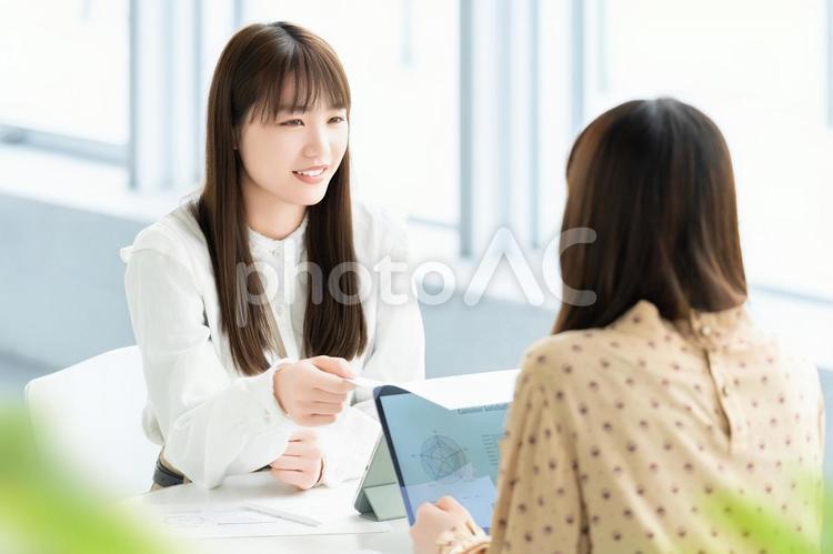 ミーティングをする2人のビジネスウーマン 女性,ビジネス,ミーティングの写真素材