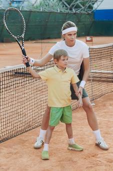 テニスラケットを持つ女性と子供 男の子,女性,外国人の写真素材