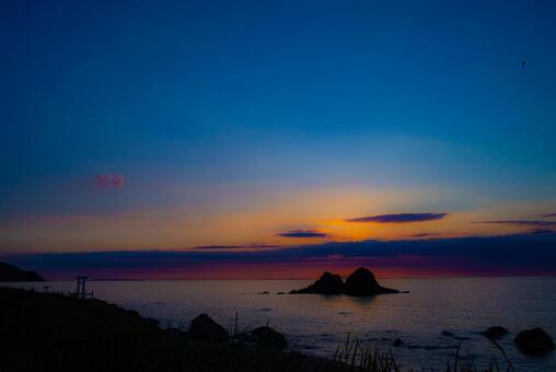 夕焼けの海とシルエットの岩 海,夕焼け,夕日の写真素材