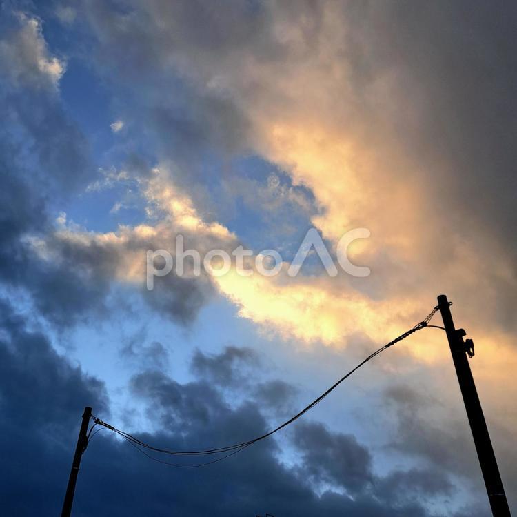 道で見た朝焼けと電信柱と電線 自然,背景,素材の写真素材