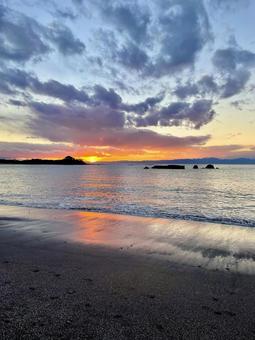海岸に映る夕焼け空のグラデーション 長者ヶ崎,神奈川県,葉山の写真素材