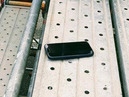 仮設の足場に放置したスマホ 仮設,足場,スマホの写真素材