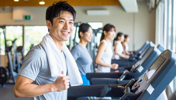 ジムのランニングマシンで走る日本人男性 ジムのランニングマシンで走る日本人男性の写真