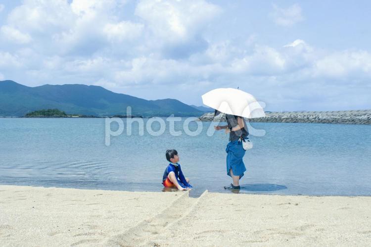 ※＜素材＞夏の海で子供が遊ぶ姿を見守る母 家族,親子,女性の写真素材
