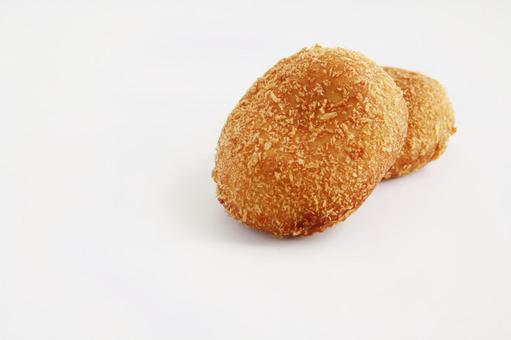 カレーパン二個のアップ カレーパン二個のアップの写真