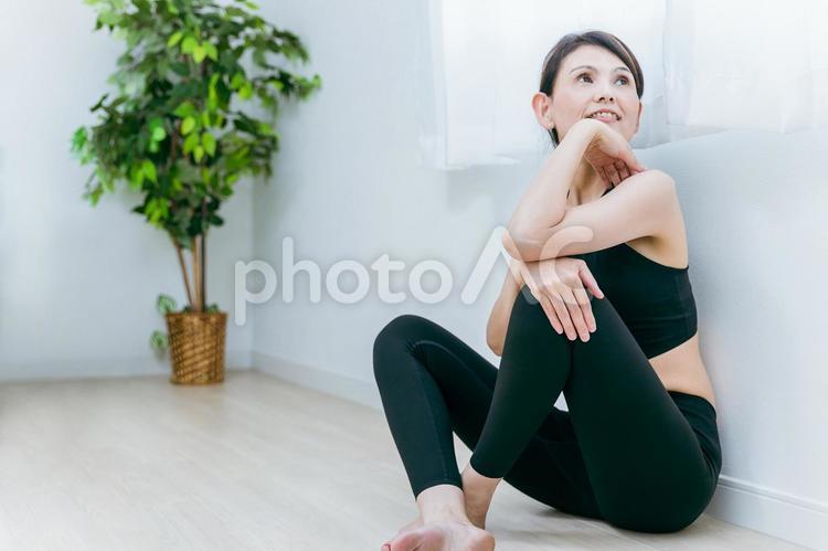 スポーツウェアを着た女性 ダイエット,運動,ヨガの写真素材