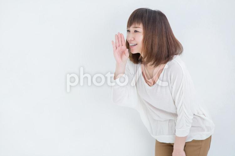 なにかを伝える女性 伝える,言う,叫ぶの写真素材