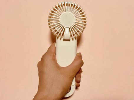 ハンディーファンを持つ ハンディーファンを持つ ハンディーファン,扇風機,小型の写真素材