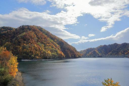 さっぽろ湖の黄葉３ 紅葉,黄葉,定山渓ダムの写真素材