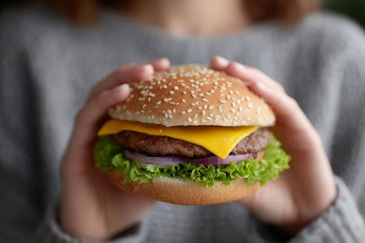 手作りのような温かみのあるハンバーガー 手作りのような温かみのあるハンバーガーの写真