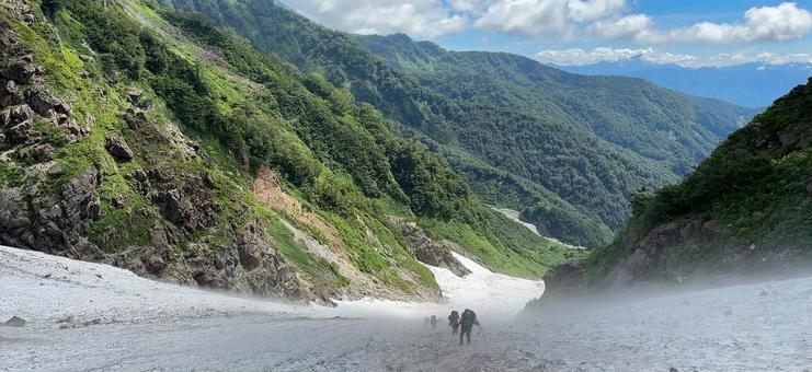 夏の雪渓を歩く登山者たち 夏の雪渓を歩く登山者たち 雪渓,登山,夏山の写真素材