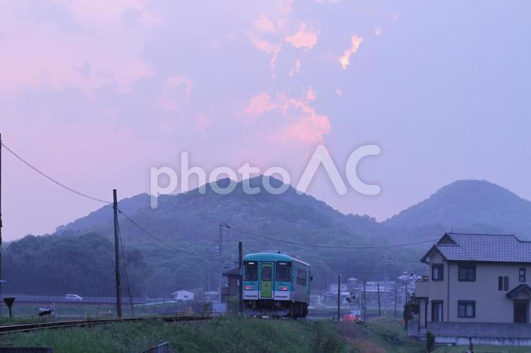 夕闇迫る中、北条町へ急ぐ 夕闇,夕暮れ,暗いの写真素材