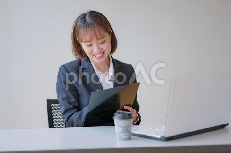 仕事するビジネスウーマン 女性,ビジネスウーマン,ビジネスマンの写真素材