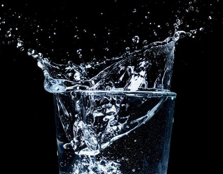 透明なグラスから勢いよくあふれる水3 透明なグラスから勢いよくあふれる水3の写真