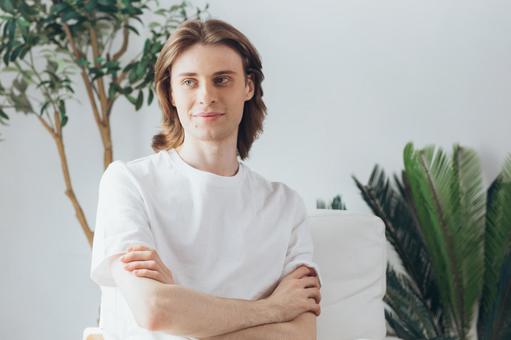 腕を組んで座る男性 男性,外国人,欧米人の写真素材