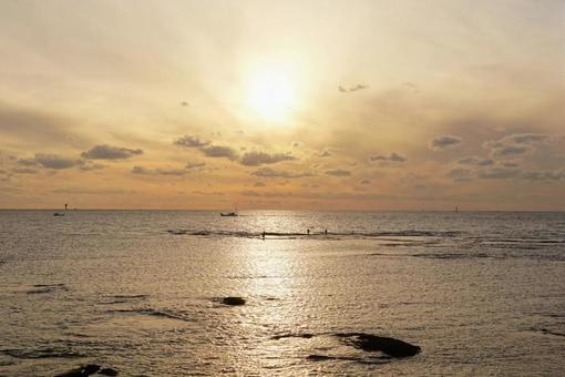 夕日に染まる海 夕日に染まる海 夕日,海,夕焼けの写真素材