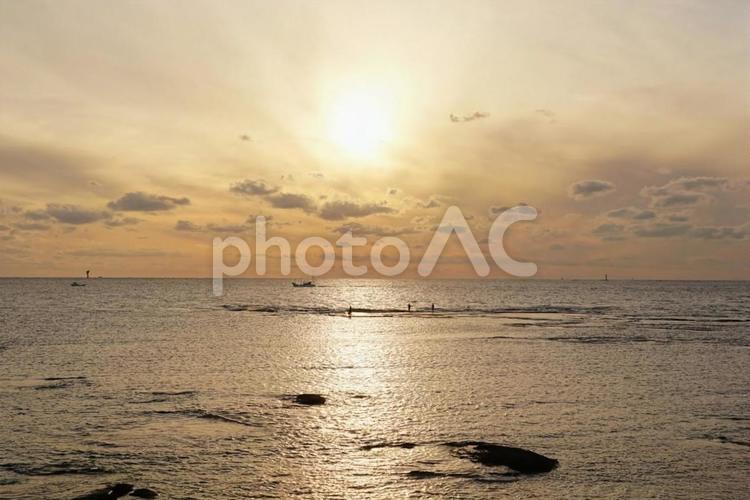 夕日に染まる海 夕日,海,夕焼けの写真素材