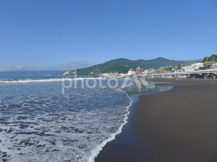 夏の砂浜（黒砂、人の姿はまばら） 海水浴,ビーチ,砂浜の写真素材