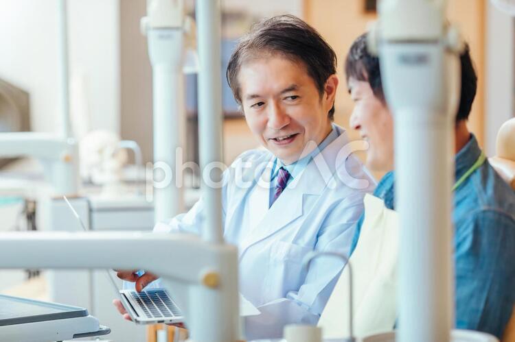 男性医師と患者 歯医者,歯科医院,モニターの写真素材