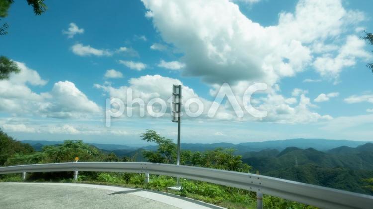 常夏の山道を行く 常夏,山,ロードの写真素材