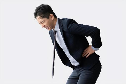 腰痛に悩まされる男性ビジネスマン 腰痛に悩まされる男性ビジネスマン 男性,腰痛,腰の写真素材