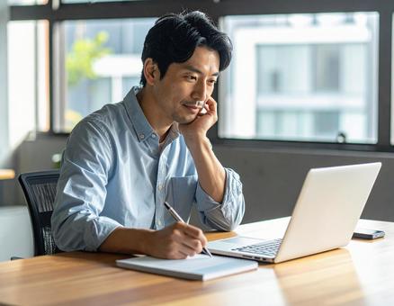 オンライン授業を受ける社会人 オンライン授業を受ける社会人の写真