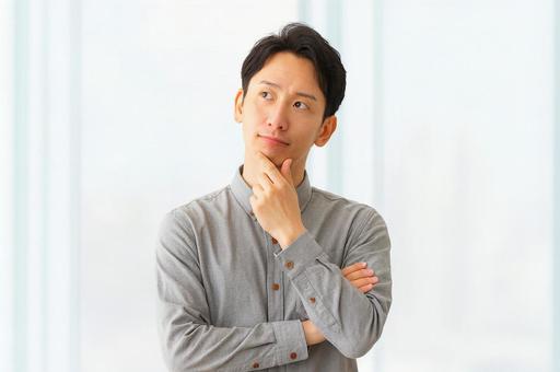 考えごとをする男性ビジネスマン 考えごとをする男性ビジネスマンの写真