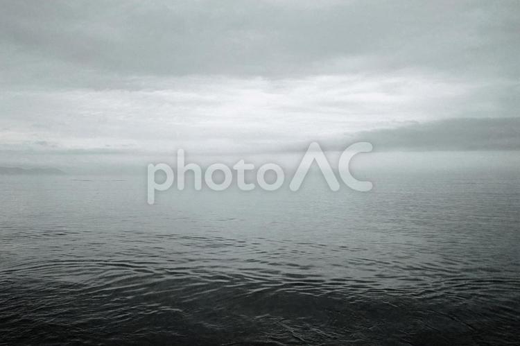 函館大森浜 海,空,曇りの写真素材