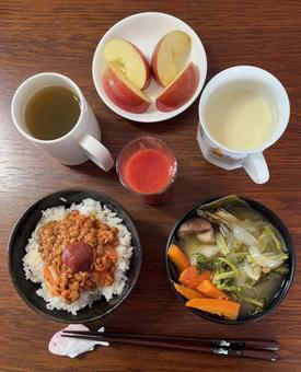 あきたこまちご飯に納豆としそ梅などの朝食 朝食,あきたこまち,納豆の写真素材