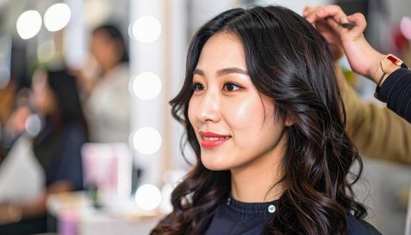 美容室でヘアメイクをする若い日本人女性 美容室でヘアメイクをする若い日本人女性の写真
